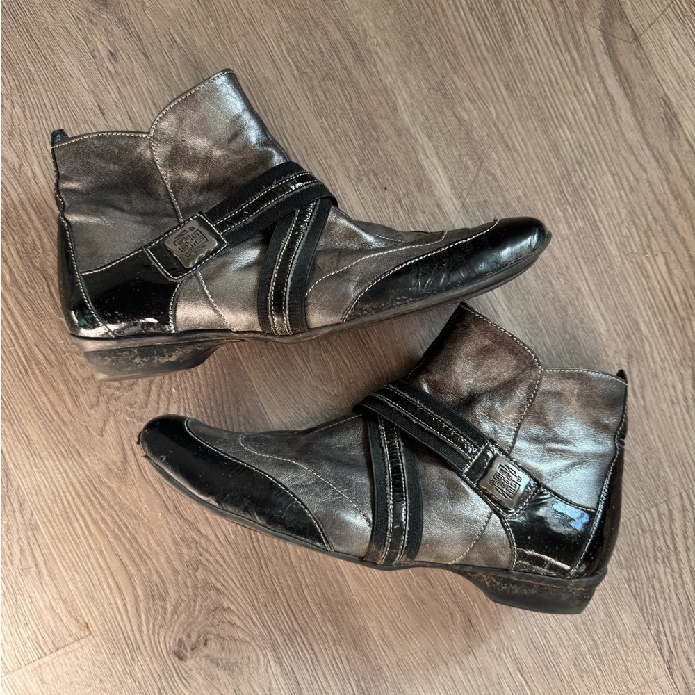 Un Tour En Ville metallic silver leather ankle boots